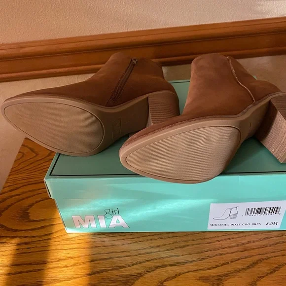 Mia Booties NEW Size 8 - Picture 2 of 5